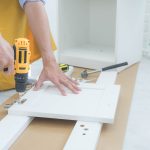 Jakie działania podjąć, kiedy lodówka nie chłodzi, a pralka przecieka? Praktyczny poradnik